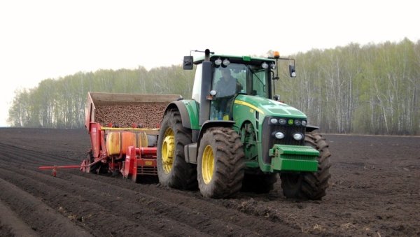 Трактор весной