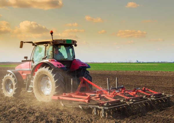 Вспахивание земли трактором