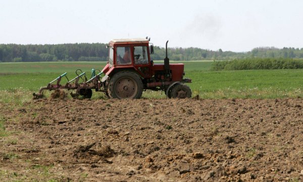 Сельхозтехника для распашки земли серебряные пруды