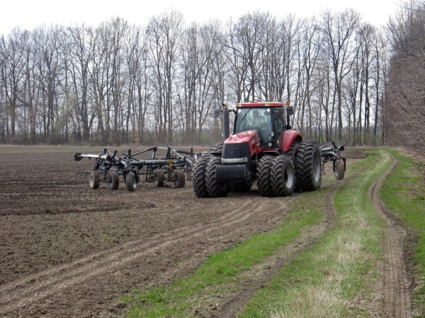 Трактор в поле весной