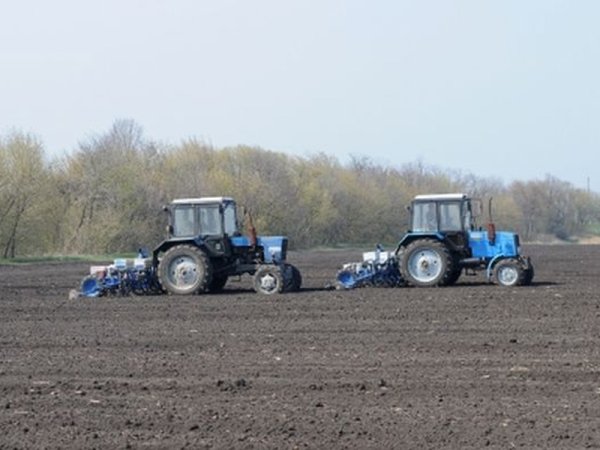 Весенняя вспашка полей
