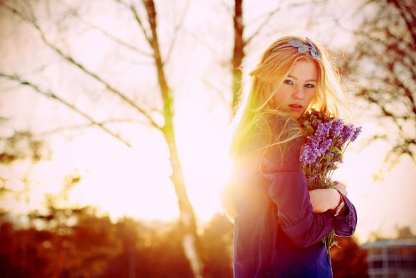 Девушка Весна солнце
