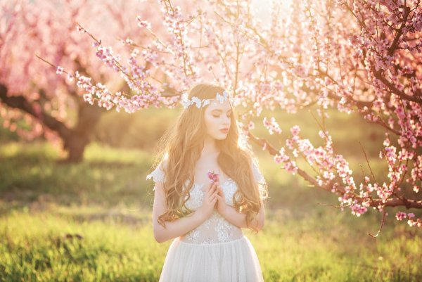 Девушка в цветущем саду