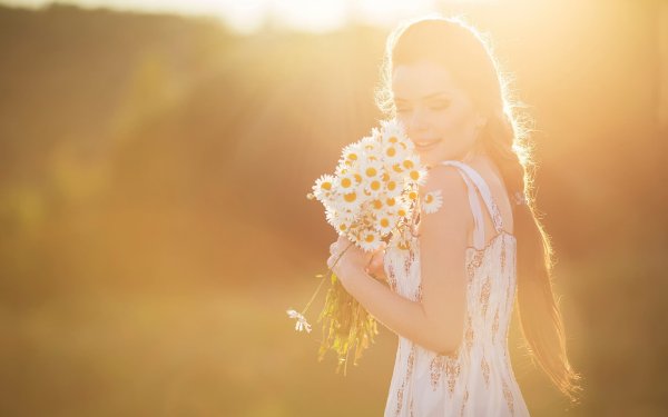 Девушка с ромашками