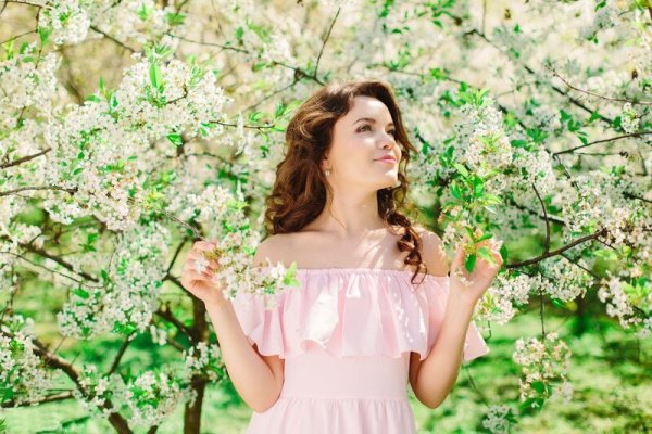 Девушка в яблоневом саду