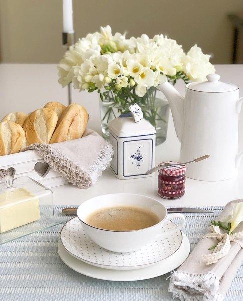 Красивый завтрак с цветами