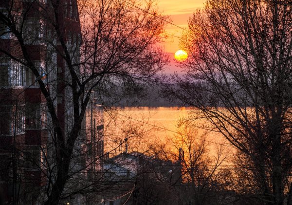 Весенний закат в городе
