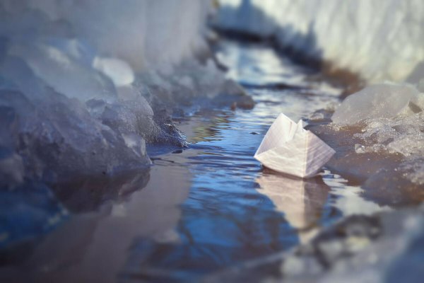 Бумажный кораблик в ручейке