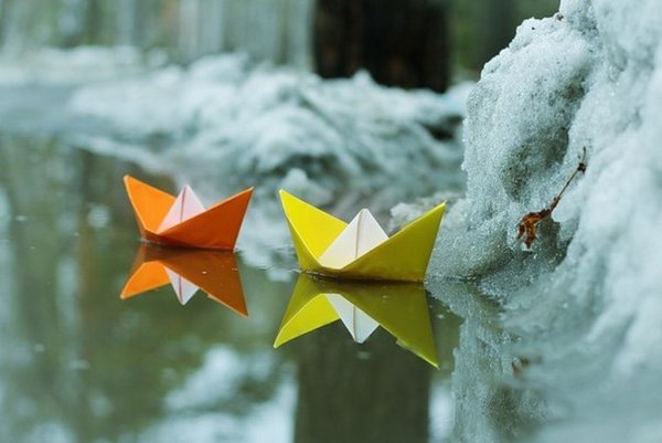 Пускать кораблики по ручейку