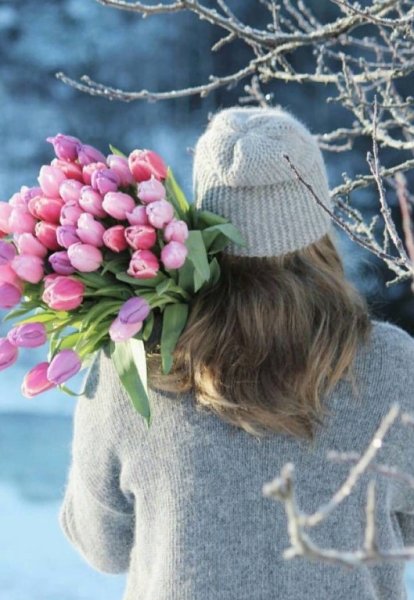 Женщина с подснежниками