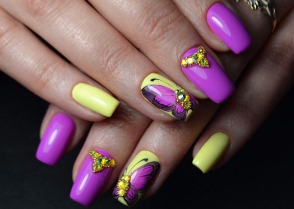 Цветной французский маникюр с цветочками