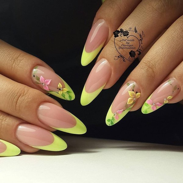 Красивый маникюр с цветочками