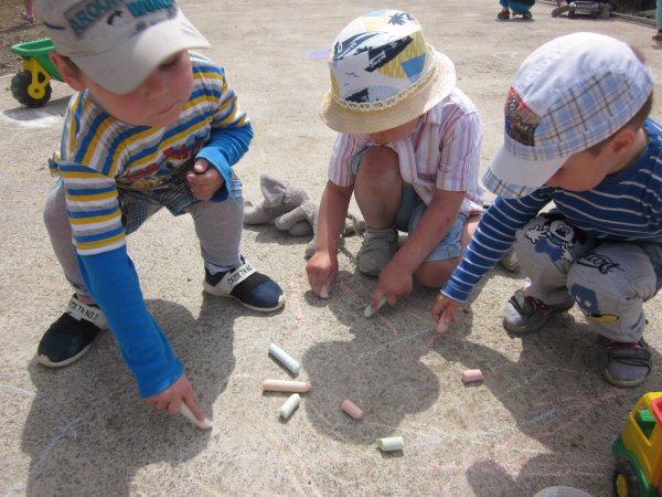 Дети на улице Весна