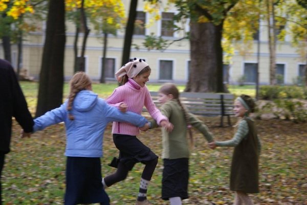Дети на прогулке в детском саду весной
