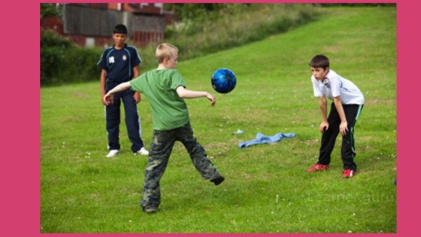 Дети весной на улице