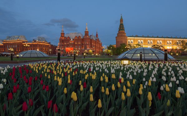 Москва Манежная площадь весной
