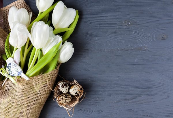 Тюльпаны на деревянном столе