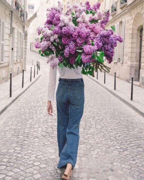 Девушка с охапкой цветов