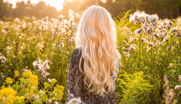 Скромная девушка в платье