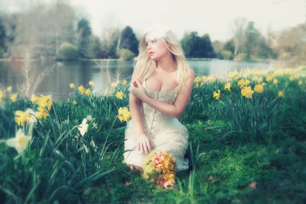 Красивые блондинки на природе