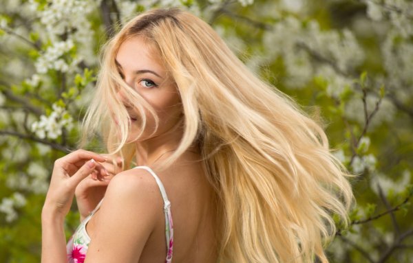 Блондинка с цветами