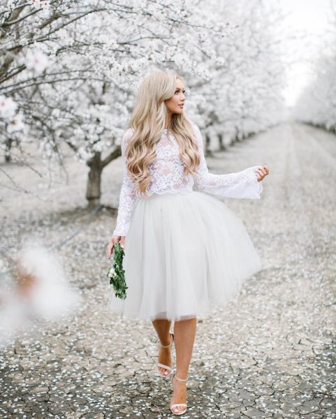 Фото блондинки с цветами