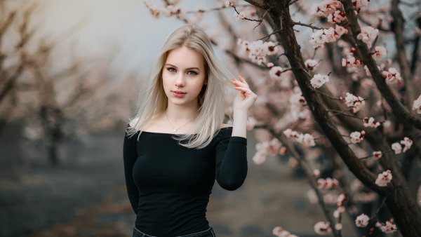 Девушка весной со спины