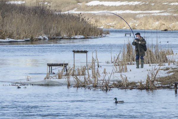 Рыбак на реке
