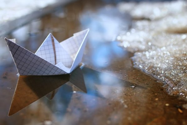 Бумажный кораблик в луже