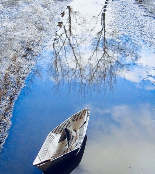 Бумажный кораблик в ручье