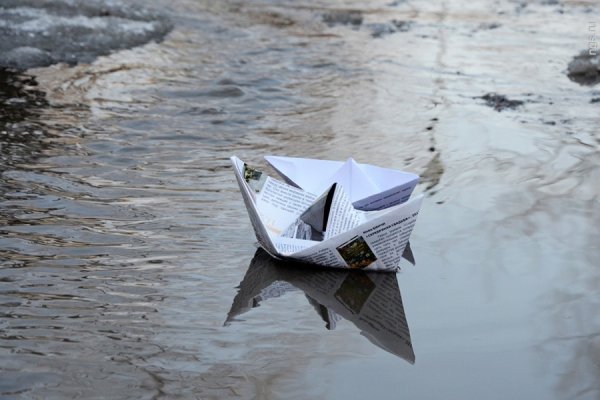 Бумажный кораблик весной