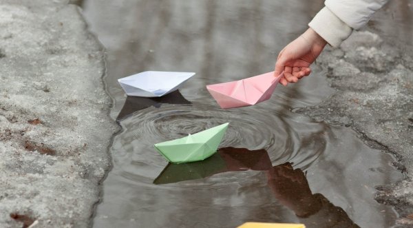 Бумажный кораблик в ручейке