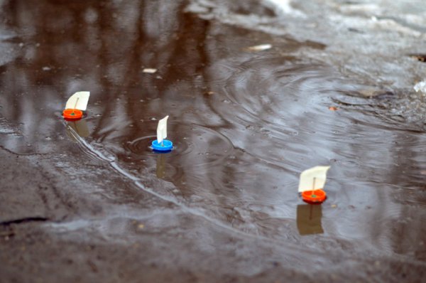 Кораблик по ручейку