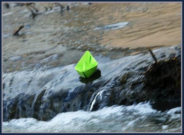 Кораблики плывут ручейкам весной