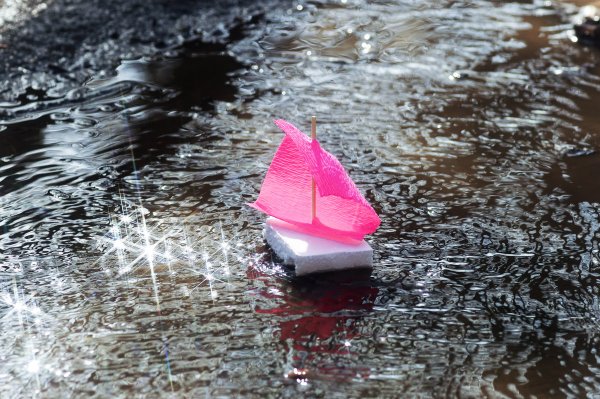 Весна кораблики на лужах