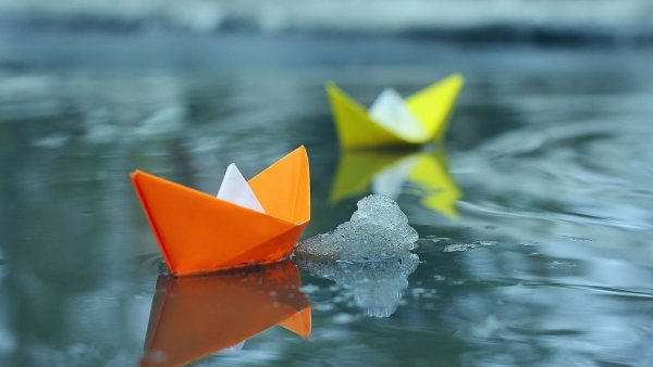 Разноцветные кораблики