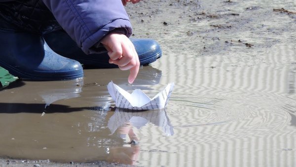 Бумажный кораблик в ручье