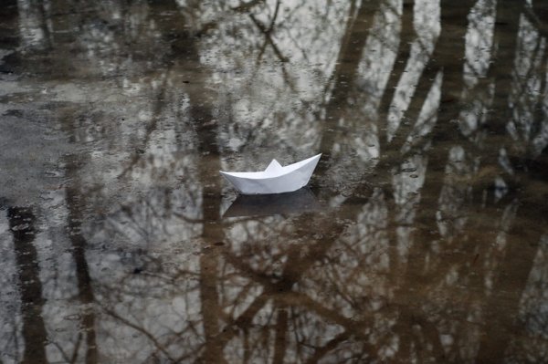 Бумажный кораблик в ручье