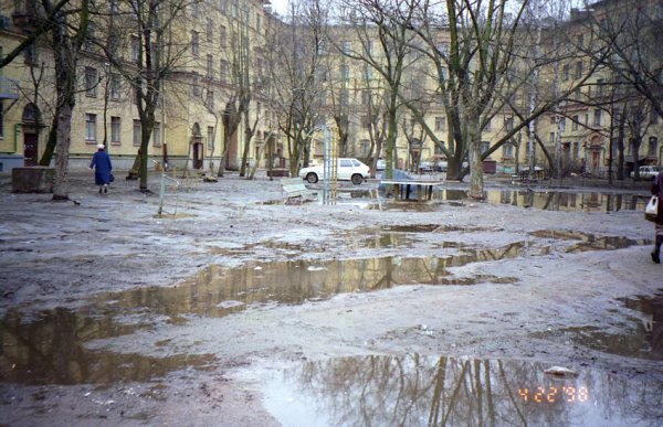 Двор Россия весной