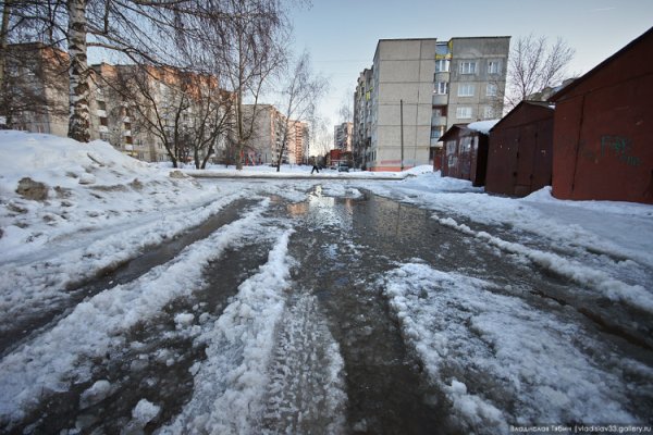 Весна город двор