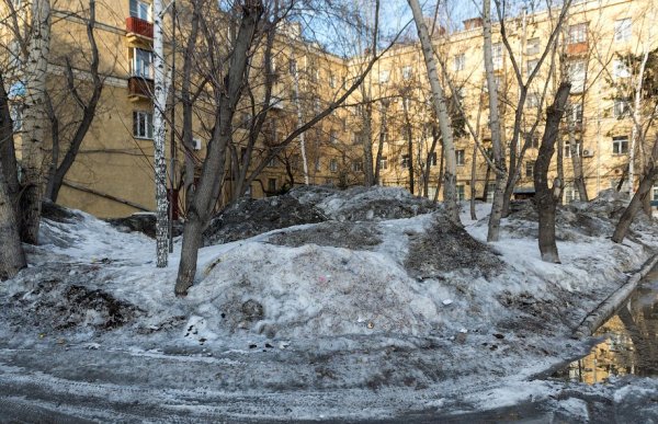 Уборка дворов весной