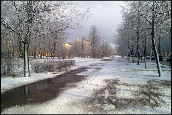 Снег весной в городе