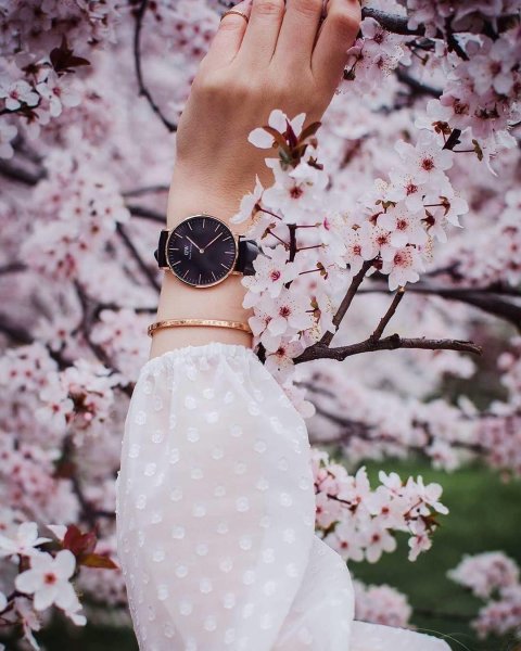 Белые часы на руке