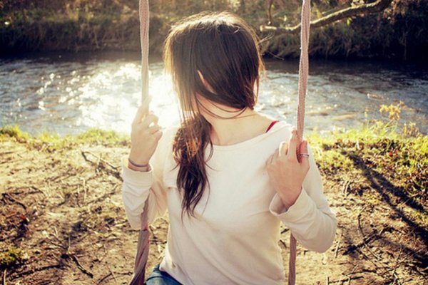 Девушка с цветами на природе