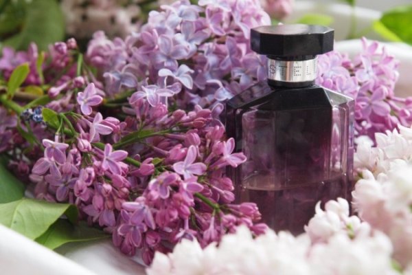 Девушка с парфюмом