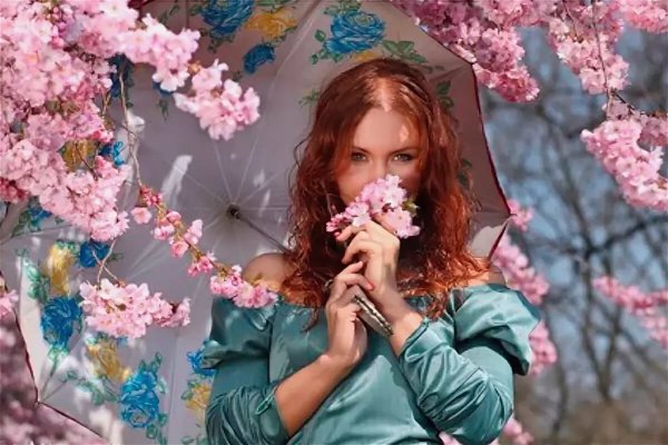 Много флаконов духов