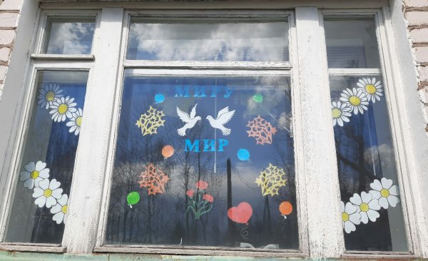 Украшение окошка в детском саду Весна