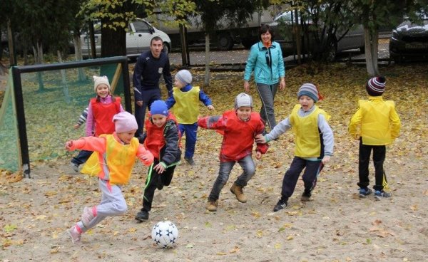 Старшеклассники играют в футбол