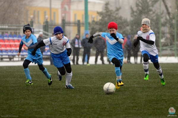 Ребята играющие в футбол рисунок