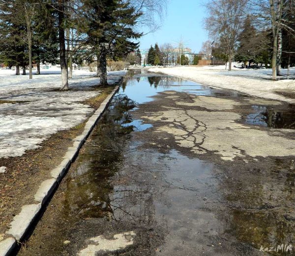 Тает снег в городе